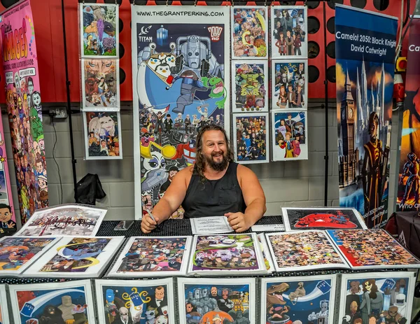 Norwich, Norfolk, İngiltere - 28 Eylül 2019. Norwich 'te düzenlenen nor-Con film ve çizgi roman kongresinde karikatür sanatçısı Grant Perkins' in karikatür ve anime çizimlerini gösterip sattığı resimli bir fotoğraf.