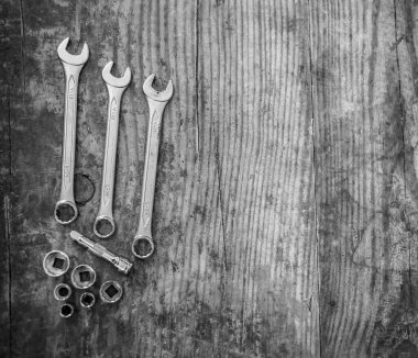 Norwich, Norfolk, İngiltere - 29 Aralık 2019. Ahşap arka plandaki çeşitli anahtarların yukarıdan aşağı görünümlü ve fotokopi alanı olan siyah beyaz illüstrasyon fotoğrafı