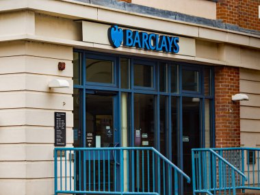 Wroxham, Norfolk, İngiltere - 16 Şubat 2019. Norfolk, Wroxham 'daki küçük Broadland köyünde Barclays Bank' ın girişinin resimli fotoğrafı.