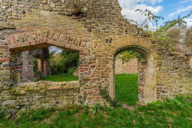 Tarihi harap olmuş bir binanın ve antik harabelerin yakınına.