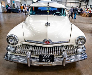 Newark, İngiltere - Ekim 06: 19. Yıllık Newark Kamyon Festivali 'nde, Merkür klasiği ve klasik inci renginde beyaz renkli bir arabanın paravanı gösteriliyor.