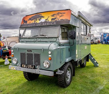 Newark, İngiltere - Ekim 06: 19. Geleneksel Newark Kamyon Festivali 'nde sergilenen safari maceraları sırasında Afrika' nın oyun parklarında turist taşımak için kullanılan klasik bir Landrover insan taşıyıcısının illüstrasyon fotoğrafı.