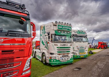 Newark, İngiltere - Ekim 06: 19. Yıllık Newark Kamyon Festivali 'nde jürilik yapmak üzere park etmiş kamyonların ve HGV' lerin resimli fotoğrafı.