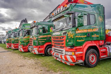 Newark, İngiltere - Ekim 06: 19. Lawson Haulage 'ın sahibi olduğu bir sıra İskandinav HGV' sinin resimli fotoğrafı yıllık Newark Kamyon Festivali 'nde sergilendi