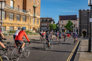 Norwich, Norfolk, İngiltere - Haziran 09 2019. Norfolk 'tan ayrılan bir grup bisikletçinin illüstrasyon fotoğrafı. Belediye binasını geçip şehir merkezinden ayrılan 100 bisikletli bir grup.
