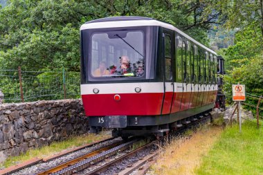 Snowdon Dağı Demiryolu, Llanberis, Kuzey Galler - 01 Temmuz 2019. Yolcuları Snowdon Dağı 'nın zirvesine taşıyan dizel bir trenin illüstrasyon fotoğrafı.