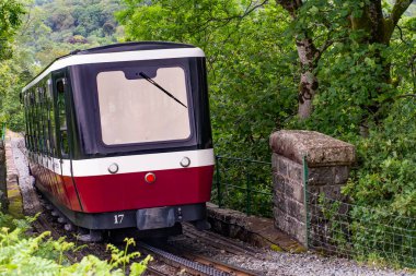 Snowdon Dağı Demiryolu, Llanberis, Kuzey Galler - 01 Temmuz 2019. Yolcuları Snowdon Dağı 'nın zirvesine taşıyan dizel bir trenin illüstrasyon fotoğrafı.