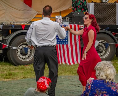 Holt, Norfolk, İngiltere - 14 Eylül 2019. Erkek ve kadın dansçıların 1940 'larda Holt Norfolk' ta düzenlenen festivale katılma ve açma özgürlüğüyle ilgili bir dans gösterisi yaparken çekilmiş resimli bir fotoğraf.