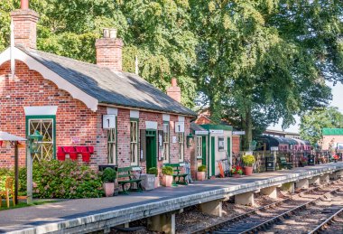 Holt, Norfolk, İngiltere - 14 Eylül 2019. Holt tren istasyonunun Norfolk tren hattındaki resmedilmiş resmi.