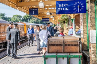 Holt, Norfolk, İngiltere - 14 Eylül 2019. Sheringham Tren İstasyonu 'nun Norfolk Poppy Tren Hattı' ndaki bir numaralı platformunun illüstrasyon fotoğrafı. Yıllık ücretsiz giriş ve çıkış sırasında Sheringham Norfolk 'taki tüm 40' lı yılların hafta sonlarına ait.