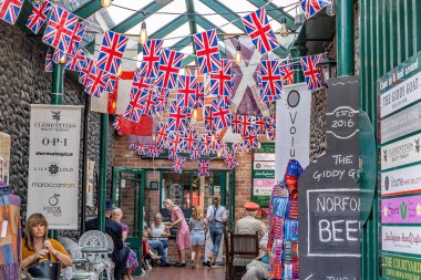 Holt, Norfolk, İngiltere - 14 Eylül 2019. Sheringham High Street Norfolk 'taki Avlu Kafe' deki insanların resimli bir fotoğrafı.