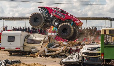Poddington, İngiltere - 18 Ağustos 2019. Bir canavar kamyon gösterisinde Lambo canavar kamyonun havalandığı ve araba yığınının üzerinden havalandığı bir illüstrasyon fotoğrafı.