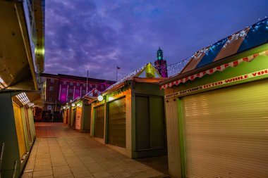 Norwich, Norfolk, İngiltere - 29 Aralık 2019. Norwich Market 'te alacakaranlık saatlerinde kapalı pazar tezgahlarının resimli bir fotoğrafı.