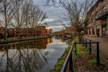 Norwich, Norfolk, İngiltere - 29 Aralık 2019. Akşam karanlığında Norwich şehrinde Wensum Nehri 'nin önündeki suyun resimli bir resmi.