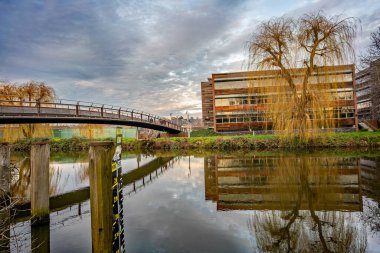 Norwich, Norfolk, İngiltere - 29 Aralık 2019. Norwich şehrindeki Wensum Nehri üzerindeki derinlik ve dostluk köprüsünün resimli bir resmi.