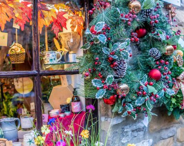 Bakewell, Derbyshire, İngiltere - 26 Kasım 2019. Bir Noel ve festival vitrininin resimli editör fotoğrafı.