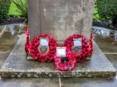Bakewell, Derbyshire, İngiltere - 26 Kasım 2019. Derbyshire kasabası Bakewell 'deki savaş anıtına bırakılan haşhaş çelenklerinin resimli bir fotoğrafı.