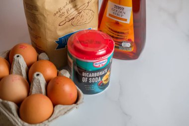 Norwich, Norfolk, İngiltere - 21 Kasım 2020. Bir şişe biber aromalı Fry Light düşük yağlı pişirme spreyi ve misketli beyaz atölyeye yapışmamış kızartma tavası.