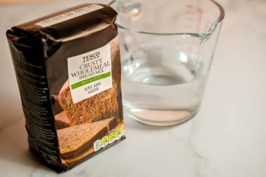 Norwich, Norfolk, İngiltere - 21 Kasım 2020. Bir şişe biber aromalı Fry Light düşük yağlı pişirme spreyi ve misketli beyaz atölyeye yapışmamış kızartma tavası.