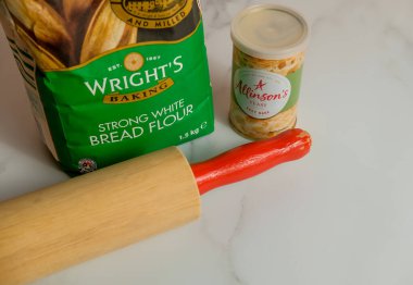 Norwich, Norfolk, İngiltere - 21 Kasım 2020. Bir şişe biber aromalı Fry Light düşük yağlı pişirme spreyi ve misketli beyaz atölyeye yapışmamış kızartma tavası.