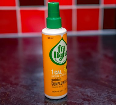 Norwich, Norfolk, İngiltere - 21 Kasım 2020. Bir şişe biber aromalı Fry Light düşük yağlı pişirme spreyi ve misketli beyaz atölyeye yapışmamış kızartma tavası.