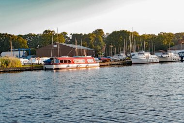 Barton Broad, Norfolk, İngiltere - 13 Haziran 2020. Covid19 salgını sırasında Norfolk Hatunları 'nın göbeğindeki Karınca Nehri' nde tam teşekküllü tekne ve eğlence gemisi kiralama tersanesinin resimli bir resmi.