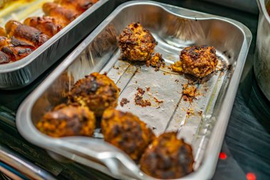 Seçici bir odak ve bir tencerede diğer yiyecekler arasında alüminyum tepside sosis doldurma topu üzerine sol kapağı kapatın.