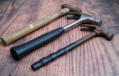 Norwich, Norfolk, İngiltere - 24 Ocak 2020. Kırsal ahşap bir tezgahta üç markalı çekiç resmi.