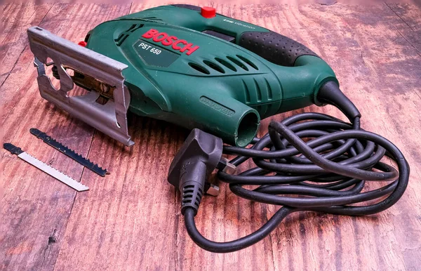 Norwich, Norfolk, İngiltere - 24 Ocak 2020. Bosch PST650 'nin rustik ahşap tezgahta gördüğü resimli bir editör fotoğrafı.