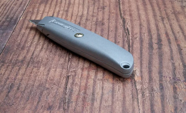 Norwich, Norfolk, İngiltere - 24 Ocak 2020. Kırsal kesimdeki ahşap bir bankta keskin bir Stanley bıçağının resimli editör fotoğrafı.