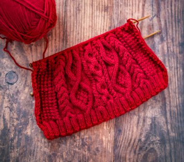 Kırmızı örgü projesinin düz yatışı ve sert ahşap zeminde çalışma