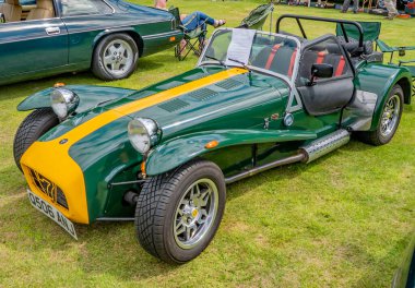 Wroxham, Norfolk, İngiltere - 21 Temmuz 2019. Wroxham, Norfolk, İngiltere 'de düzenlenen geleneksel araba fuarında İngiliz yarış yeşili ve sarı renkli klasik Lotus 7 kit otomobiline ait bir illüstrasyon fotoğrafı sergileniyor.