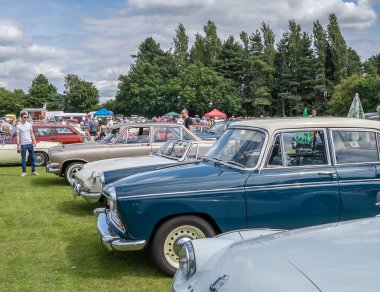 Wroxham, Norfolk, İngiltere - 21 Temmuz 2019. Wroxham, Norfolk, İngiltere 'deki klasik ve klasik araba fuarında sergilenen klasik arabaların resimli bir fotoğrafı.