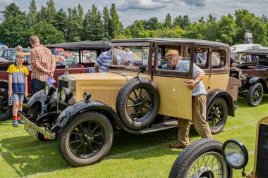 Wroxham, Norfolk, İngiltere - 21 Temmuz 2019. Wroxham, Norfolk, İngiltere 'deki klasik ve klasik araba fuarında klasik Rolls Royce' un ön görüntüsünün resmedilmiş bir resmi.