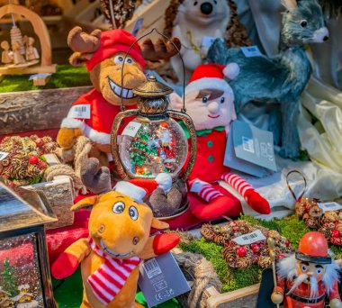 Monschau Almanya - 08 Aralık 2019. Almanya 'nın Monschau kentindeki 2019 Noel pazarında sergilenmekte ve satılmakta olan yenilik ve tuhaf Noel hediyeleri üzerine seçici bir odak noktasının resimli bir resmi.