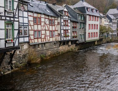 Monschau, Almanya - 08 Aralık 2019. Almanya 'nın Monschau kentindeki nehir boyunca geleneksel Tudor tarzı evlerin resimli editörlük fotoğrafı.