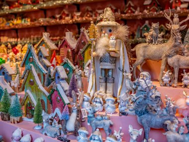 Aachen, Almanya - 07 Aralık 2019. Geleneksel Noel süslemelerine ve Almanya 'nın Aachen kentindeki 2019 Noel pazarında satışa sunulan seçici odaklı bir fotoğraf.