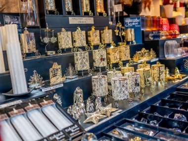 Aachen, Almanya - 07 Aralık 2019. Almanya 'nın Aachen kentindeki 2019 Noel pazarında satışa sunulan karmaşık ve narin Noel süslemelerinin seçici odak noktasının resimli bir resmi.