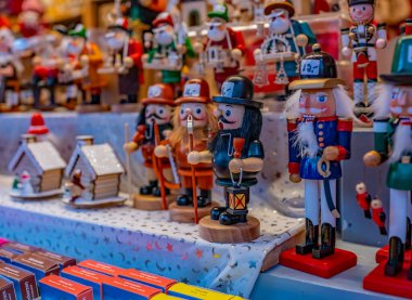 Aachen, Almanya - 07 Aralık 2019. Almanya 'nın Aachen kentindeki 2019 Noel pazarında satışa sunulan geleneksel ahşap oyuncaklar üzerine seçici bir odak fotoğrafı