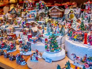 Aachen, Almanya - 07 Aralık 2019. Geleneksel Noel oyuncakları ve dekorasyonları üzerine seçici bir fotoğraf ve Almanya 'nın Aachen kentindeki 2019 Noel pazarında satışa sunuldu.