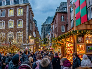 Aachen, Almanya - 07 Aralık 2019. Alacakaranlıkta Aachen Almanya 'da kalabalık bir Noel pazarının resimli bir resmi.