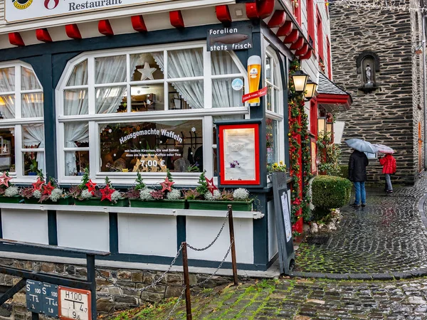 Monschau, Almanya - 08 Aralık 2019. Monschau kasabasındaki geleneksel bir Alman restoranının 2019 yılbaşı pazarında festival sezonu için dekore edilmiş resimli bir resmi.