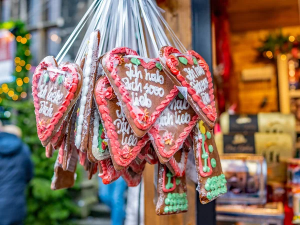 Aachen, Almanya - 07 Aralık 2019. Almanya 'nın Aachen kentindeki 2019 Noel pazarında satışa sunulan geleneksel bir Alman zencefilli ekmeğinin resimli bir resmi.