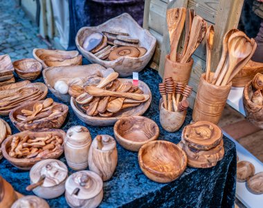 Maastricht, Hollanda - Aralık 07 2019. Hollanda 'nın Maastricht kentindeki 2019 Noel pazarında sergilenmekte olan ahşap kaselerin, çatal bıçakların ve mutfak ürünlerinin seçici odak noktalarının resimli bir resmi.