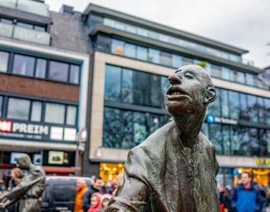 Aachen, Almanya - 07 Aralık 2019. Metal bir heykelin yumuşak ve odak dışı bir arka plana yakın çekimini gösteren illüstrasyonal bir fotoğraf. Alman şehri Aachen 'de yakalandı.