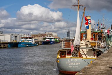 Great Yarmouth, Norfolk, İngiltere, 08 Eylül 2019. George Stephenson 'ın kıç tarafındaki Büyük Yarmouth kasabasında demirlemiş geminin arka planda demirlemiş diğer gemilerinin resimlerini gösteren resimli bir fotoğraf.