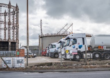 Great Yarmouth, Norfolk, İngiltere, 08 Eylül 2019. Büyük Yarmouth avlusuna park etmiş ASCO HGV 'lerin ve kamyonların resimli fotoğrafı.