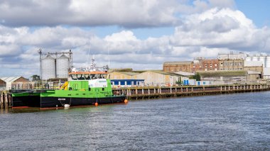 Great Yarmouth, Norfolk, İngiltere, 08 Eylül 2019. Yarmouth 'ta demirlemiş Yeşil Fırtına katamaranının illüstrasyon fotoğrafı.