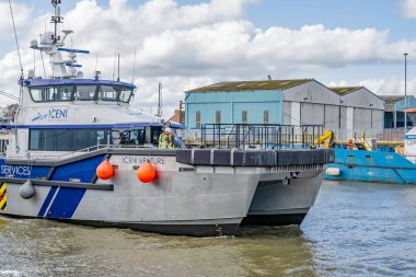 Great Yarmouth, Norfolk, İngiltere, 08 Eylül 2019. Great Yarmouth kasabasında Yare nehrinden geçen Iceni Venture mürettebatının resimli fotoğrafı.
