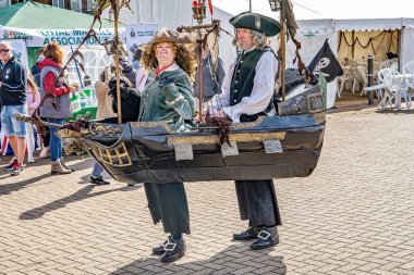 Great Yarmouth, Norfolk, İngiltere, 08 Eylül 2019. Yarmouth Denizcilik Festivali 'nde ev yapımı bir gemide Korsanlar gibi giyinmiş bir kadın ve erkeğin resimli resmi.